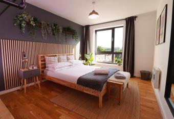 Spacious Private Flat in Sheffield City Centre allows 18 year olds to book a room