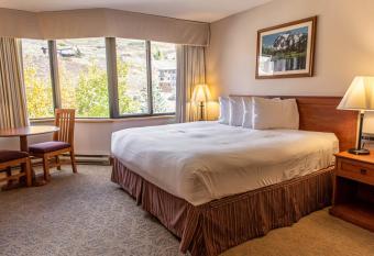 Studio 521 Perfect Location with Pool and Hot Tub has rooms with a private hot tub