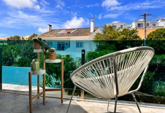 Palmira Cascais House has rooms with a private hot tub