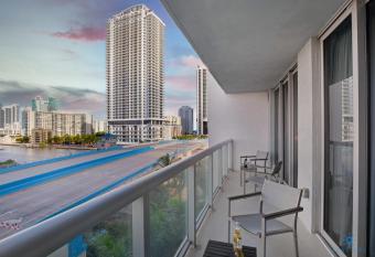 Pool Apartment w Balcony Gym Near Beach has Balcony rooms