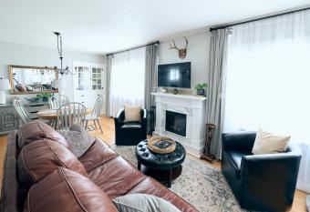 Elegant Escape 2 Blocks from Historic Downtown Sheridan WY allows 18 year olds to book a room