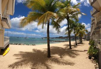 Appartement piscine et plage priv  e ! has Balcony rooms