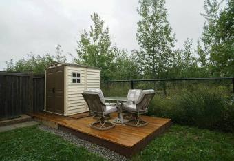 Large 3 Bedroom House - Yonge St has Balcony rooms