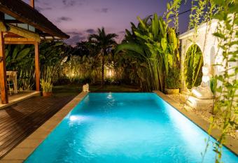 Villa Innerbloom stylish 2BR with large pool & garden has Balcony rooms