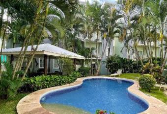 WALKING DISTANCE APARTMENT IN TAMARINDO BEACH allows 18 year olds to book a room