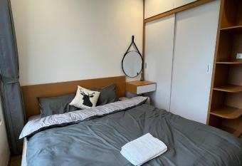 C  n h    gia     nh has Balcony rooms