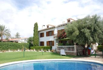 Great home with AC, pool and BBQ allows 18 year olds to book a room