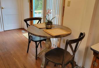 The WISP, a Quaint farm cottage, conveniently located between Downtown Asheville and Black Mountain has Balcony rooms