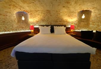 Secret Jacuzzi Mons - Parking priv   gratuit allows 18 year olds to book a room