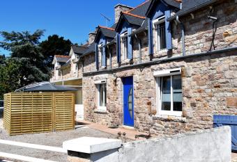 La balade Saint Michel has Balcony rooms