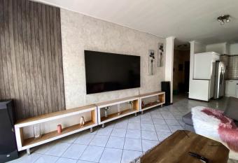 Siena Sun Luxury Suites 3 has rooms with a private hot tub