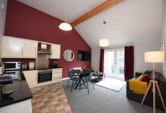 Harrogate Self Catering - Regent s Court Cherry Suite allows 18 year olds to book a room