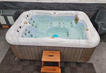 Appartamento del Li-Lioni di Teranga allows 18 year olds to book a room