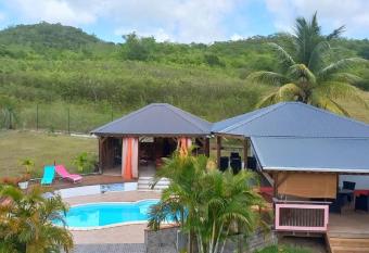 VILLA AU BOUT DU MONDE allows 18 year olds to book a room