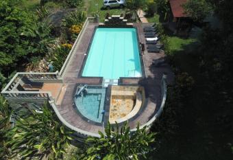 Casa Finca en Sopetran con piscina has rooms with a private hot tub