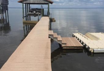 Bring your jet skies! has rooms with a private hot tub