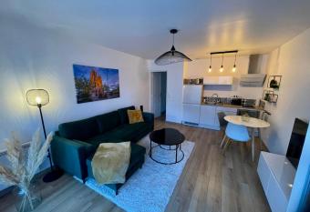 Au p   tit chez vous has Balcony rooms