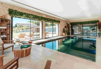 Sublime Villa avec piscine int  rieure chauff  e allows 18 year olds to book a room