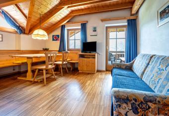 Lindenhof Apt 1 has Balcony rooms