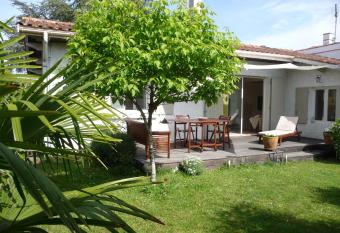 villa familiale calme et lumineuse has Balcony rooms