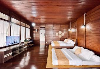 Lazuardy Syariah Park and Villa has rooms with a private hot tub