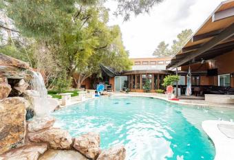 The Vegas Ranch has rooms with a private hot tub