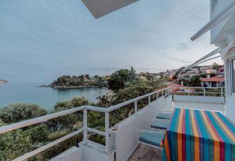 Villa Magdalini has rooms with a private hot tub