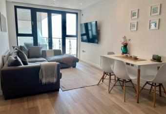 Ramsgate Stunning Sea View Apt Free Parking allows 18 year olds to book a room