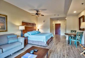 LUAU - Sandestin Resort Condos has rooms with a private hot tub