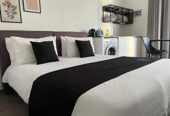 The Valley Room 6 with parking on premises allows 18 year olds to book a room