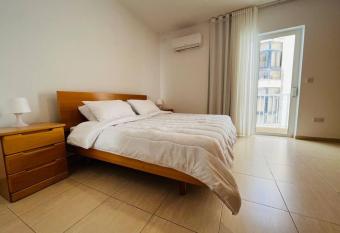 Tigne 3 Sliema one bedroom apartment allows 18 year olds to book a room