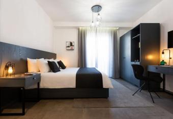 The Valley Room 8 condo with parking on premises allows 18 year olds to book a room