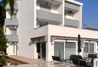 Villa Rosa Rooms has Balcony rooms