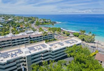 Kilokilo Kona at Magic Sands Beach has rooms with a private hot tub