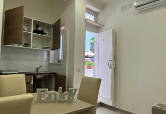 Zeus 100 a metri stazione di via Nocera has rooms with a private hot tub