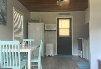 Relaxing Lake Cottage Escape allows 18 year olds to book a room