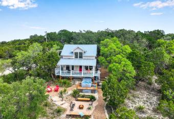 Lomax Lookout has rooms with a private hot tub