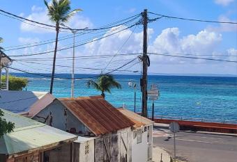 Studio luxueux en bord de plage allows 18 year olds to book a room