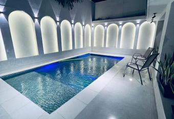 Las Lomas Luxury House2 has rooms with a private hot tub