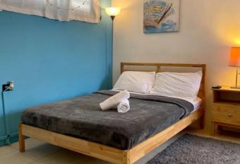 Caracoles #2 (7min to airport) & FREE WI-FI allows 18 year olds to book a room