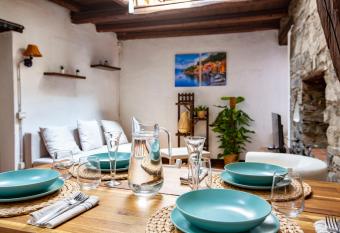 Lady Molina House - con parcheggio assegnato allows 18 year olds to book a room