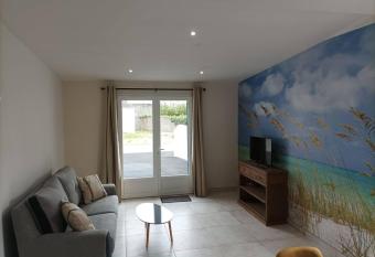 La Maisonnette aux volets bleus has Balcony rooms