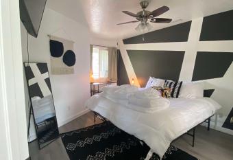 Remodeled - Pool 6 guests Hot Tub has rooms with a private hot tub