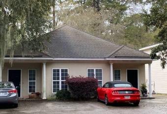 Private 2 bedroom and 2 bathroom in Savannah allows 18 year olds to book a room