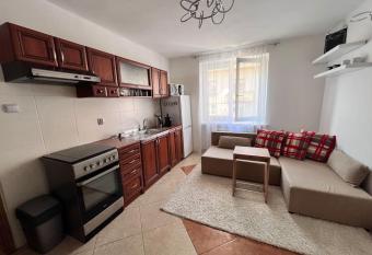 pr  jemn   ubytovanie allows 18 year olds to book a room