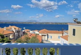 Elia Luxury House spetses has rooms with a private hot tub