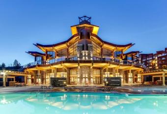 Vista del Ray has rooms with a private hot tub