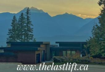 The Last Lift Chalet has Balcony rooms