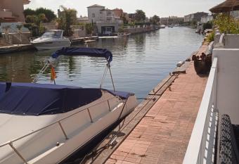 Casa acogedora con acceso canal has Balcony rooms