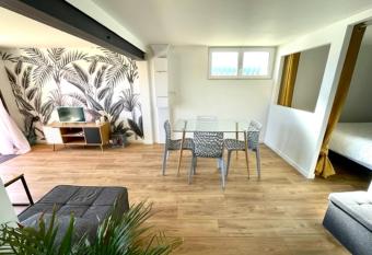 Logement entier ind  pendant dans une maison calme avec jardin barbecue face aux vignes pouvant accueillir cette personne tr  s bien si tu es    5 minutes de Saint-  milion 5 minutes du centre-ville de Libourne et 5 minutes de l h  pital has Balcony rooms